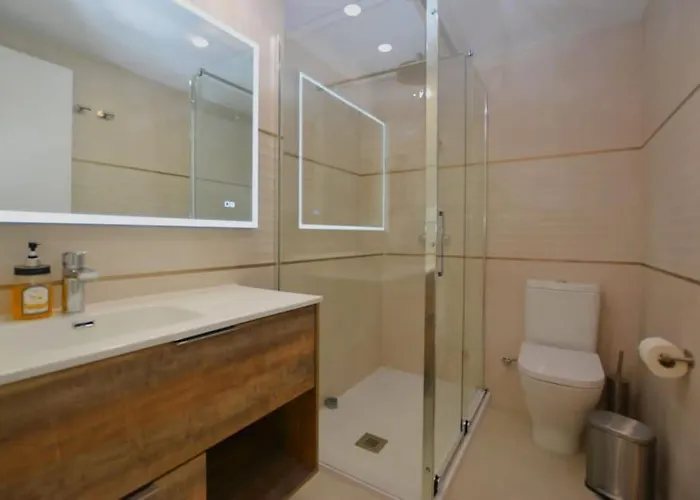 Piso Reformado Frente Al Mar. * マルベーリャ